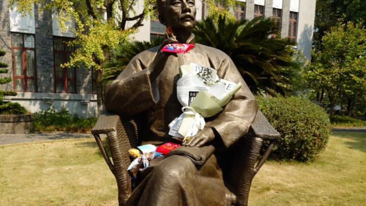 شكرًا للسيد لو شون على مساهمته العظيمة في الأدب الصيني وفي إشباع جوعي!