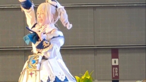 Why doesn't anyone post a fes of this real Mond idol Barbara!