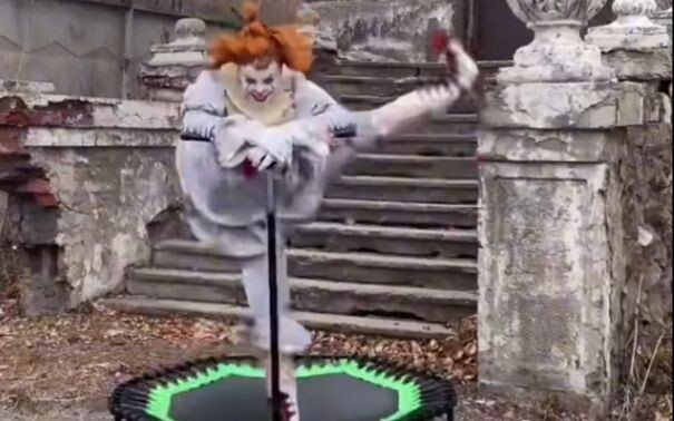 Ketika trampolin berpadu dengan cosplay, si badut langsung kembali bernyawa