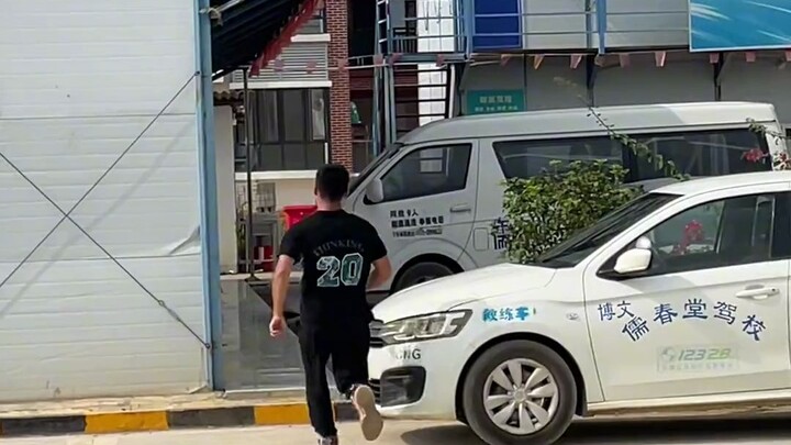 Aku tahu aja coach-ku dulu masih nahan satu jurus [senyum] – jurus naik tangga ini nggak diajarin sa