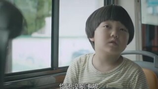 男孩在公交上乱涂乱画，背后原因引人泪目！