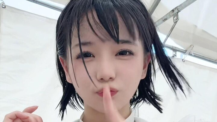 อากาศร้อนจัดในฤดูร้อน แม้แต่หน้าม้าตรงของเสี่ยวไอซูยังพันกันยุ่งไปหมดเลย