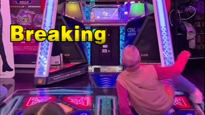 Ông cụ 80 tuổi ở Hồng Kông nhảy Bigbang trên máy nhảy, còn có cả động tác trên sàn nữa chứ!