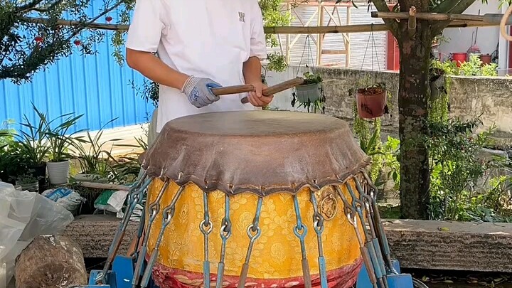 Drum tua berusia sepuluh tahun, mari lihat apakah masih bisa digunakan setelah mengganti kulitnya.