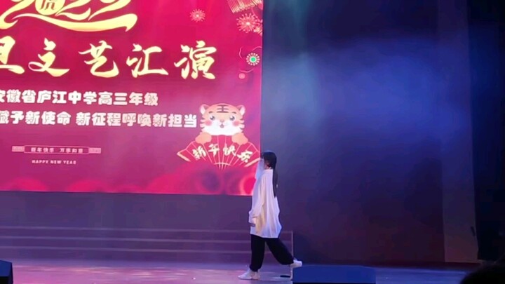 卧槽！！！某校高三学姐翻跳《囍》绝了！！！