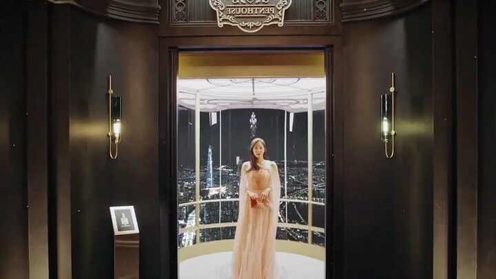 Putri itu melihat ibunya di dalam lift, dan matanya langsung berbinar.