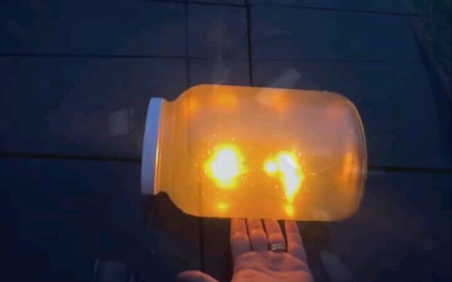 مسابقة تفجير الزجاجات المتدحرجة على الدرج