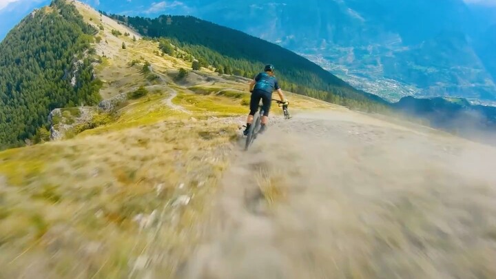 ฉันกับสายลมฤดูใบไม้ผลิล้วนเป็นเพียงผู้มาเยือน ท่านนำสายน้ำฤดูใบไม้ร่วงโอบกอดแม่น้ำแห่งดวงดาว