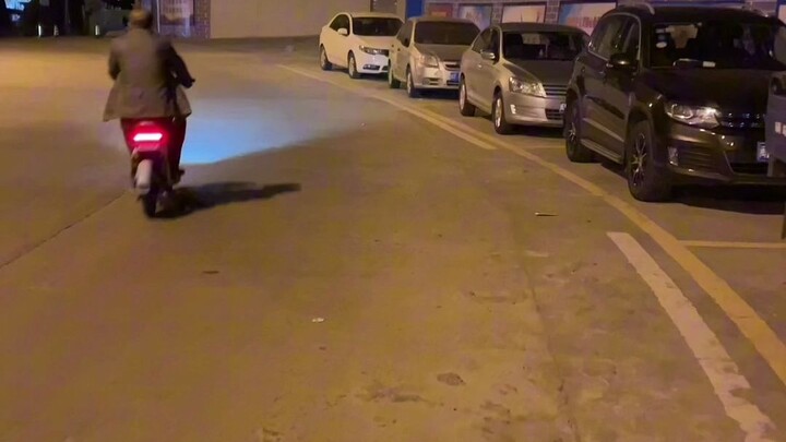 Praktik menebak orang-orang di jalan dengan bunga plum