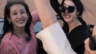 لم تعد ترتدي سماعات الأذن للاستماع إلى الروايات بعد الآن!!