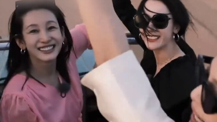 Sau này cô ấy hầu như không đeo tai nghe để nghe tiểu thuyết nữa!!