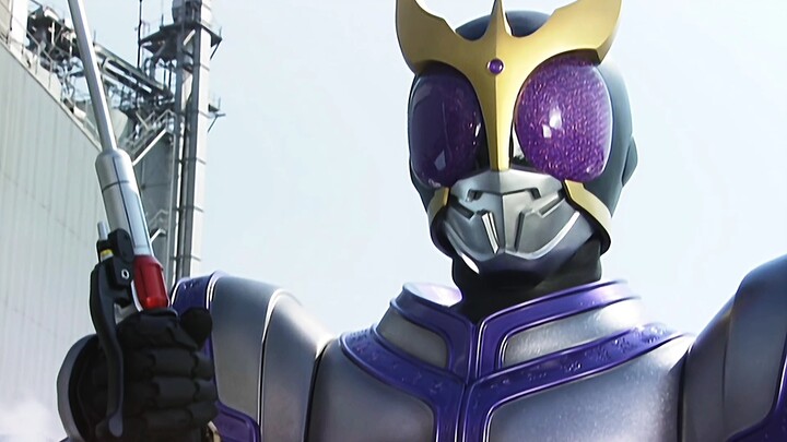 Kamen Rider Kuuga Titan sử dụng tay cầm làm thanh kiếm.