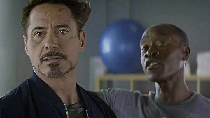 Feel the friendship between the two old Marvel friends, Rhodes' expression of Iron Man is so funny!