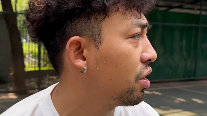 Sân bóng ngoài trời không có ném phạt, tôi phạm lỗi thì có sao đâu!