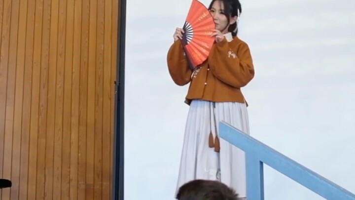 [Su Ci] Danced to "Send to the Bright Moon" at the China Day in a German high school~