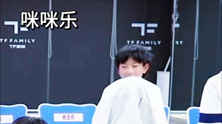 Aku sampai terpesona melihat Mu Zhicheng saat kecil! Menari ala girl group itu imut banget～ (13 tahu