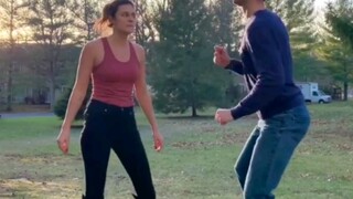 这对也太Friends Geek了吧！模仿莫妮卡和罗斯兄妹为了上台跳舞而使出杀手锏：The Routine舞蹈，特别是前面的对话，简直神还原。当然舞蹈也是好棒！