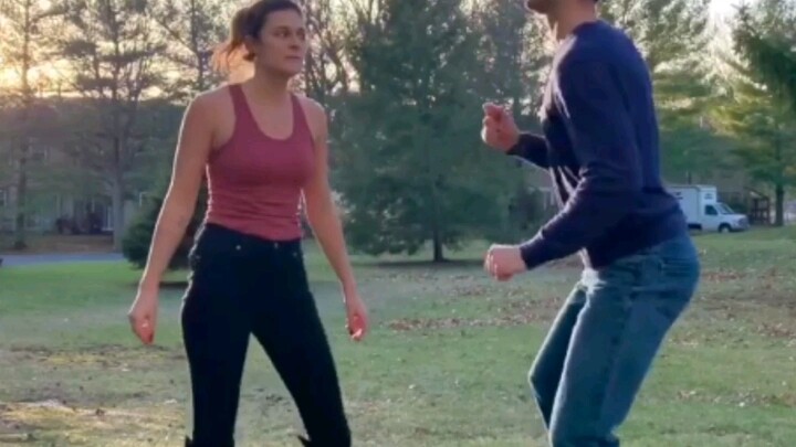 这对也太Friends Geek了吧！模仿莫妮卡和罗斯兄妹为了上台跳舞而使出杀手锏：The Routine舞蹈，特别是前面的对话，简直神还原。当然舞蹈也是好棒！