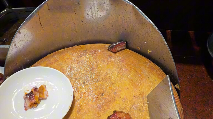 Kemiskinan membatasi imajinasiku; kakak tadi bertanya, apakah 300 yuan cukup untuk makan kenyang? Di