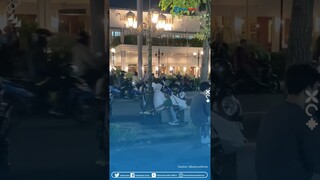 Kerjasama yang Baik Antara Kang Parkir dan Pria yang Hendak Beri Kejutan Bunga ke Pacarnya
