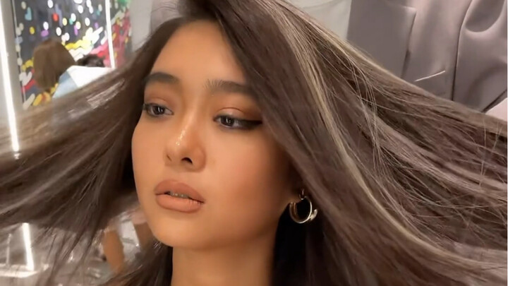 Today, let's do some ombre highlights on a spicy girl!