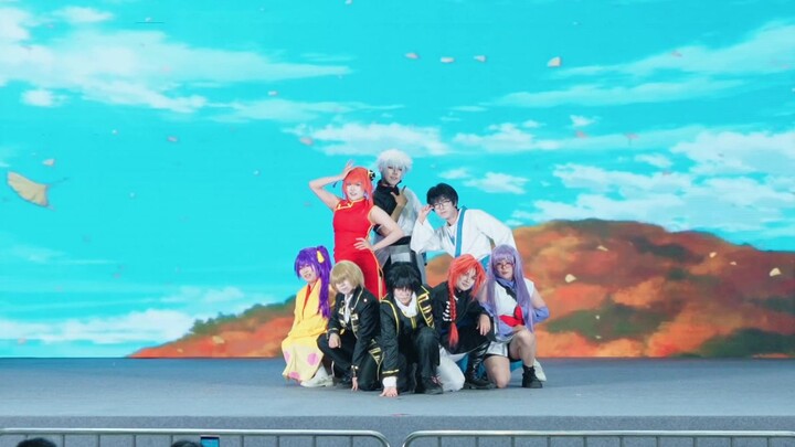 Các bạn thế này mà cũng gọi là tiểu kịch của Gintama à! Sao lại lên cả bục diễn để đánh nhau hả trời