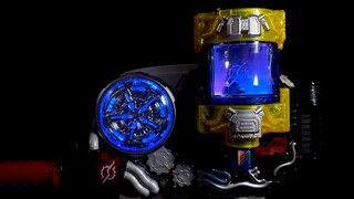 External speakers to play the reprint of Kamen Rider Build DX Genius Full Bottle