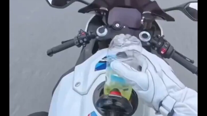 Seorang pengendara motor membagikan momen saat ia mengisi bensin untuk motornya di tengah perjalanan