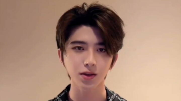 ไช่ สวี่คุนส่งคำอวยพรวันตวนอู่: ขอให้เหล่าอีคุนมีความสุขในวันตวนอู่! พร้อมแนะนำให้ทุกคนลองชิมบ๊ะจ่าง