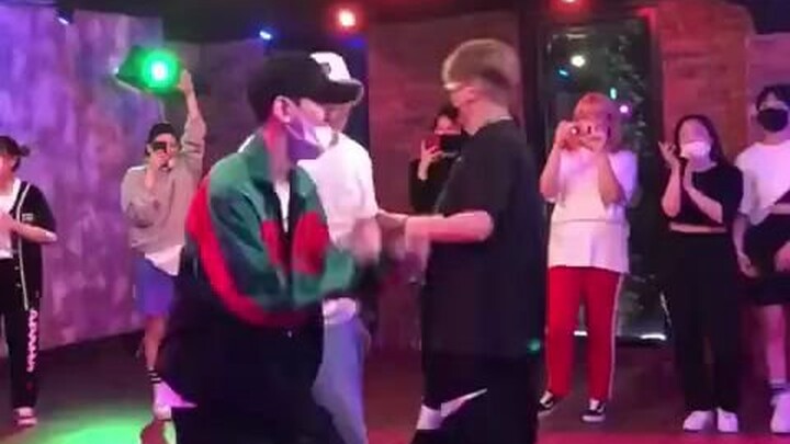 【Biên Bách Hiền】Ngày 6/6/2020 xuất hiện trong trang phục thường ngày tại phòng tập nhảy Kasper! Cùng