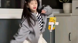 I secretly filmed my daughter practicing dancing, but I still hope that she will take the same "deto