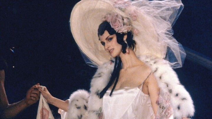 “Đi vào lối mòn là điều khó tránh, nhưng lãng mạn thì mãi mãi không thay đổi”【Chỉnh sửa tổng hợp sàn