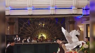 Isang aroganteng maton ang dinala ang kanyang aso sa restawran para kumain.