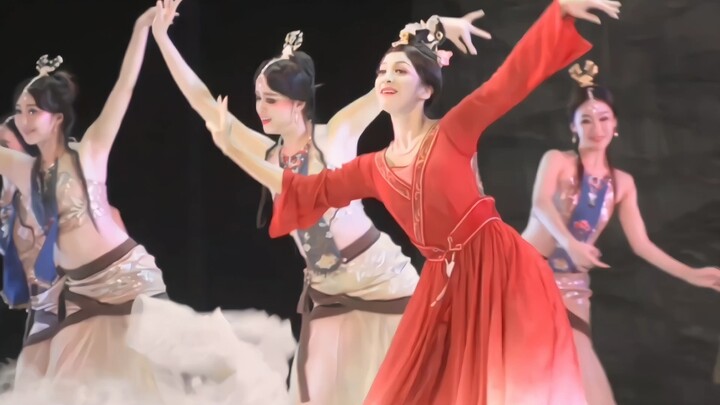 Cô ấy nhảy thật duyên dáng!