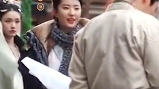 感觉被刘亦菲牵手的那一刻，代旭连孩子名都想好了.....（bushi # 刘亦菲 # 代旭 # 花絮