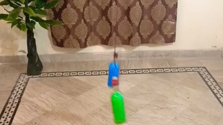 Khoảnh khắc áp suất được giải phóng khi các chai thủy tinh va chạm và vỡ tung