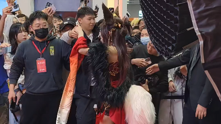 When Yao Yao found out this would be her last appearance, she rushed out to take photos with fans—sh