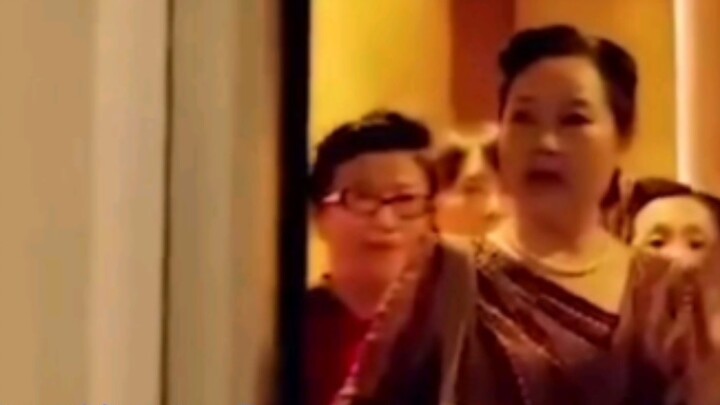 ชายคนหนึ่งถูกหญิงชราไล่ออกจากลิฟต์ แต่เธอกลับดีใจมากเมื่อเขาออกไป