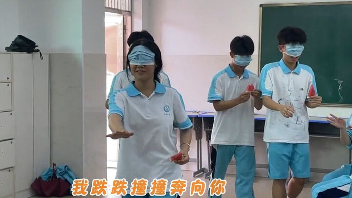 Sao lại xếp hàng rồi?