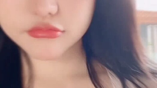Chị gái hư ra ngoài đây