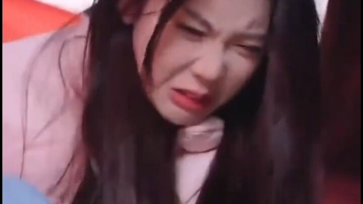 Thẩm Minh Châu, trong nhà không được đánh đu!