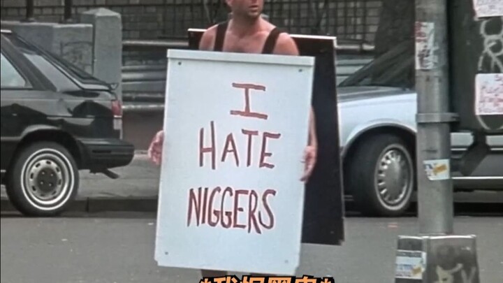 رجل يحمل لافتة عنصرية ويأتي إلى حي السود، والسبب في الواقع هو...