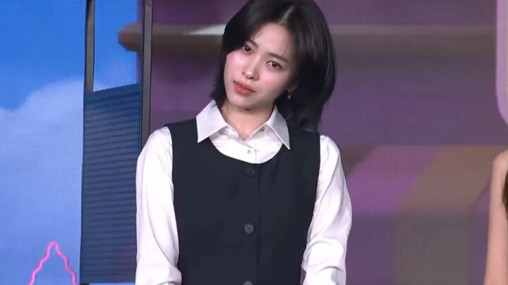 Cười bể bụng! Các thành viên ITZY bắt chước tạo dáng trong ảnh teaser solo của Yuna