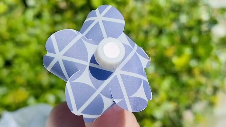 Quy Quy mua một chiếc chong chóng nhỏ, vù vù～