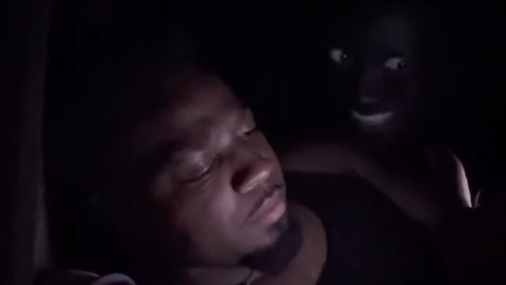 تحدي المقالب للغرباء: يُفزعونك في منتصف الليل لدرجة أنك قد تموت من الخوف... إنه مرعب للغاية!