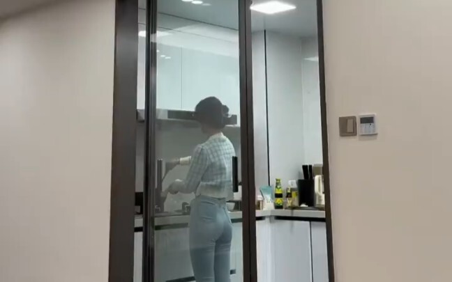Về sau tôi mới phát hiện, một bao thuốc lá có thể mua đủ rau củ cho cả ngày, còn một gói trầu cau th