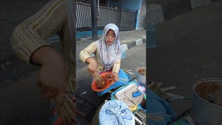 JUALAN SATE KELILING KAMPUNG MEJANYA DIPIKUL DIATAS KEPALA