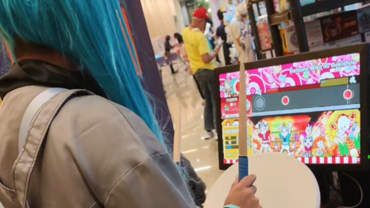 Rhythm gamer Miku 🩵 playing at Tito Steef's booth