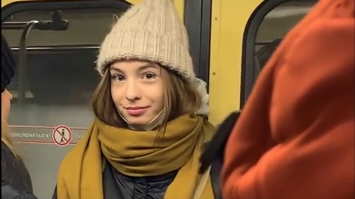 Pria Rusia yang sok ganteng di kereta bawah tanah sibuk menggoda wanita asing, jangan harap bisa bic