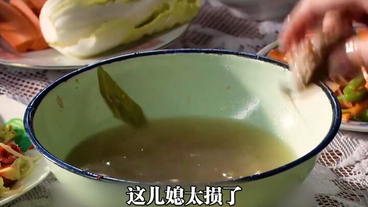 Cứ đến bữa là nàng dâu lại sang ăn ké, lại còn chỉ chọn món đắt để chén no nê, khiến mẹ chồng tức gi